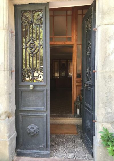 garden entrance at the bed and breakfast maison la vie est belle