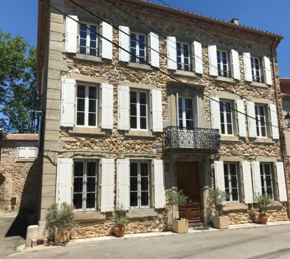 front view bed and breakfast maison la vie est belle