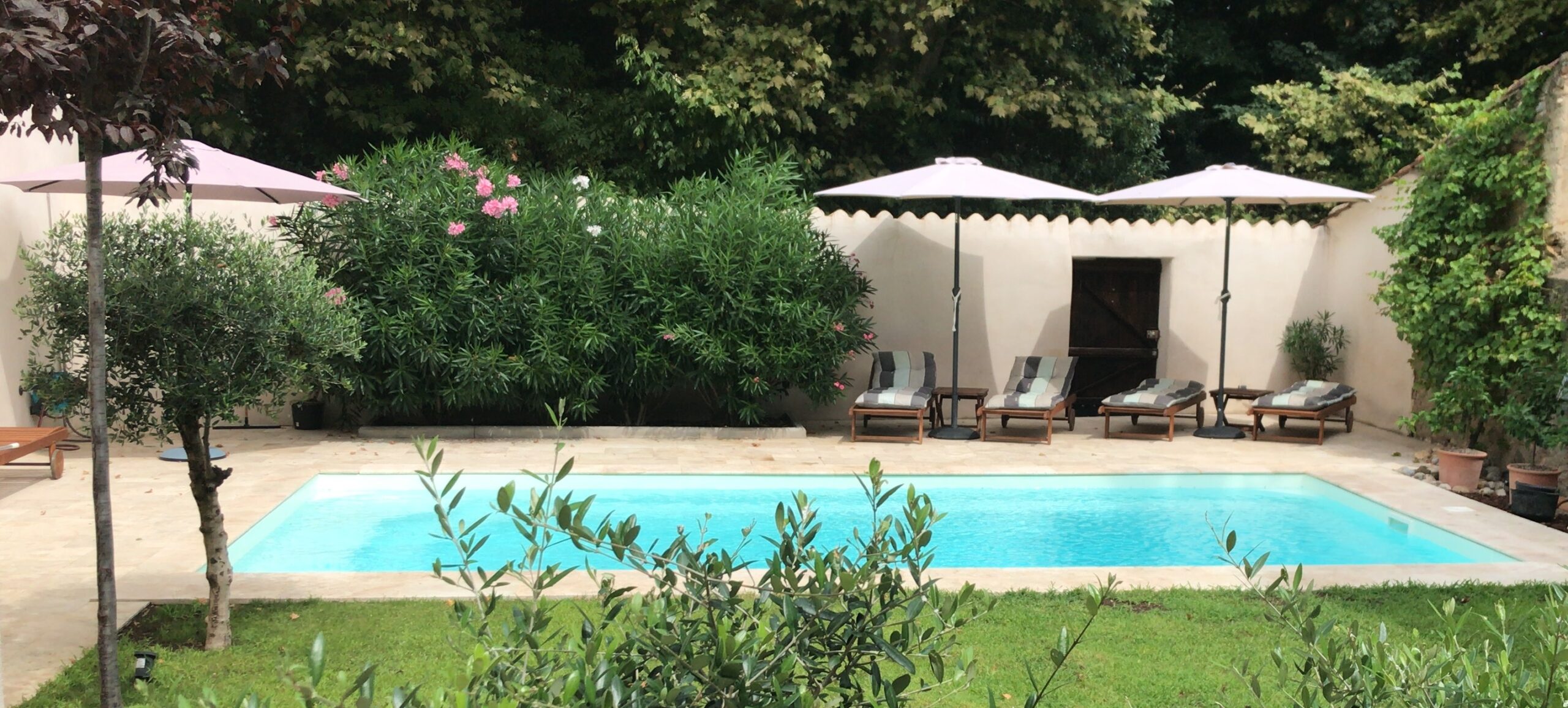 view on the pool and sunbathing area at the bed and breakfast maison la vie est belle