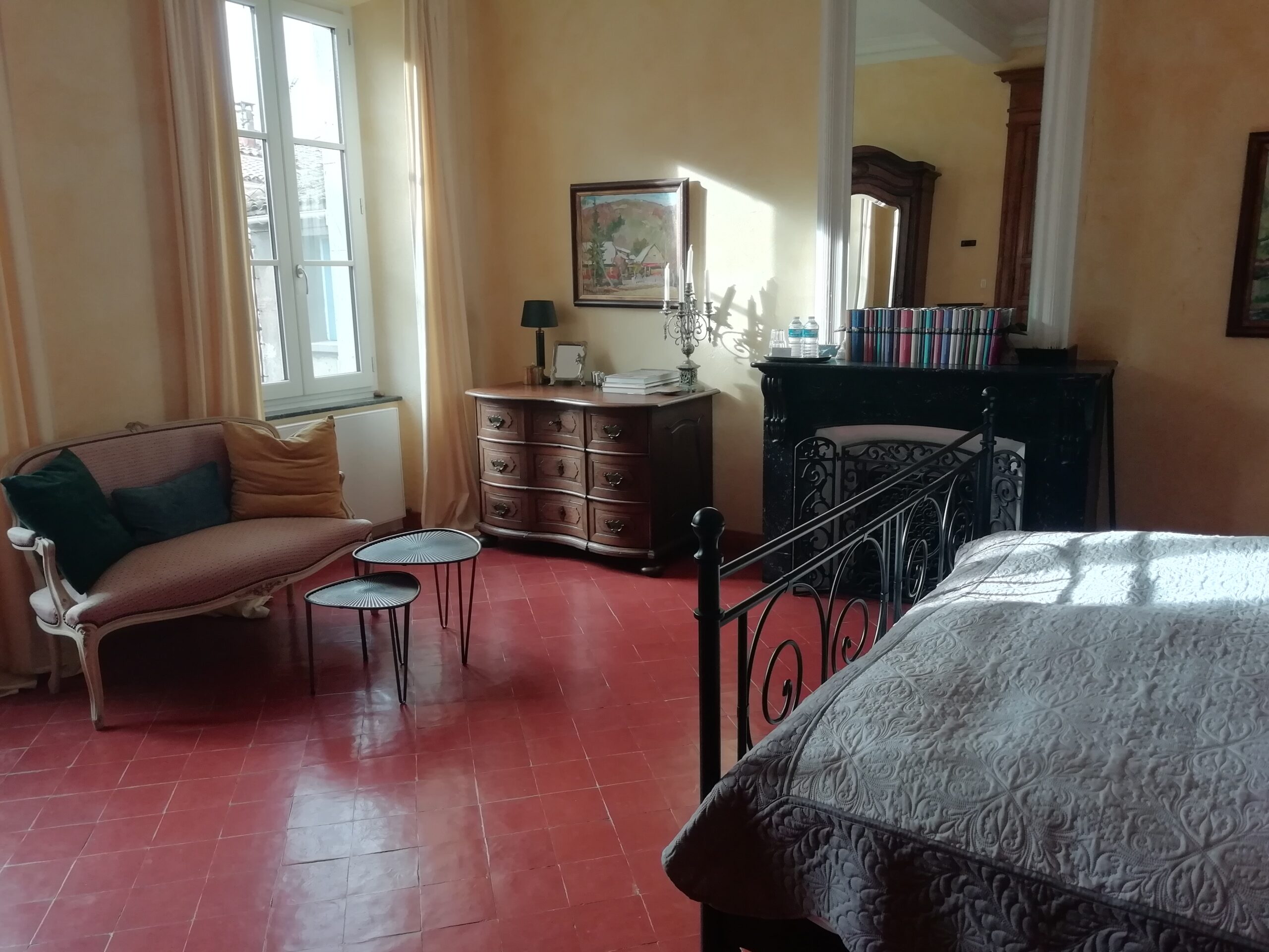 Chambre Grand-Mère Sehr komfortables, klassisch eingerichtetes Doppelzimmer mit einem eigenen Bad. Ideal für Gäste, die keinen Luxus vermissen wollen.