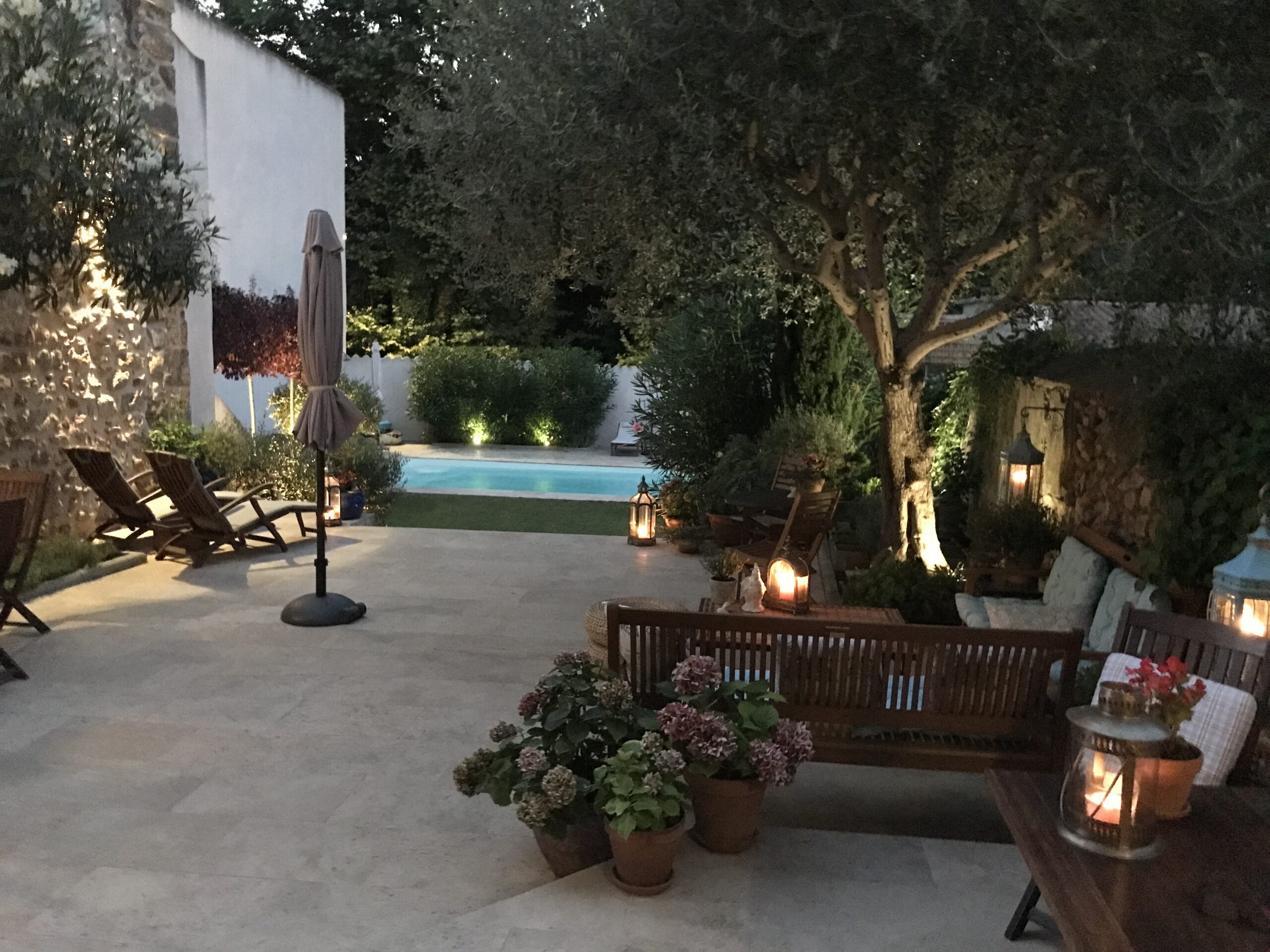 Unsere Terrasse bietet von morgens bis spät abends eine wunderbare Atmosphäre und lädt zum chillen ein.  Sie sind herzlich eingeladen hier zu verweilen. Hier genießen Sie unser reichhaltiges Frühstück (im Zimmerpreis enthalten).